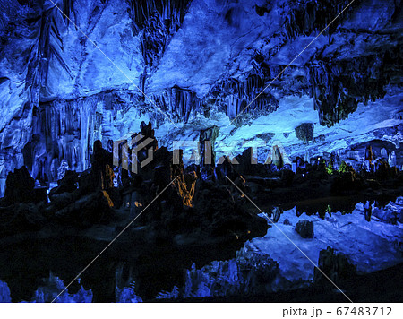 鍾乳洞 芦笛岩 ライトアップ 洞窟 中国の写真素材