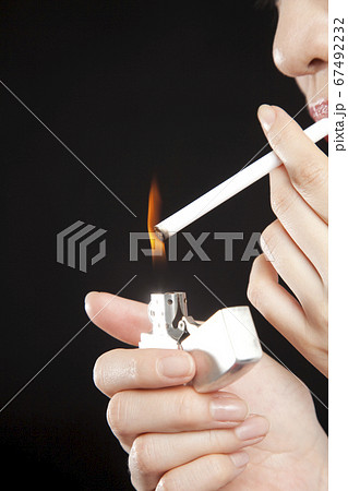 タバコを吸う手の写真素材