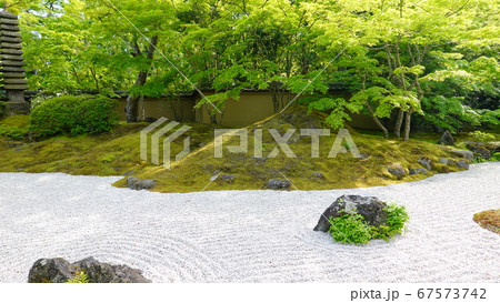 枯山水 庭園 日本庭園 箒目の写真素材