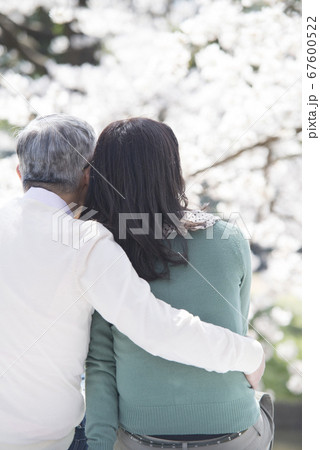 肩を抱く 肩 男女 後ろ姿の写真素材