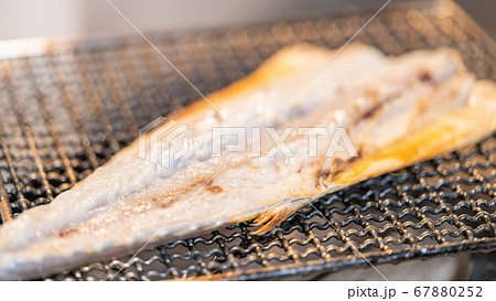 干物 焼き魚 七輪 屋外の写真素材