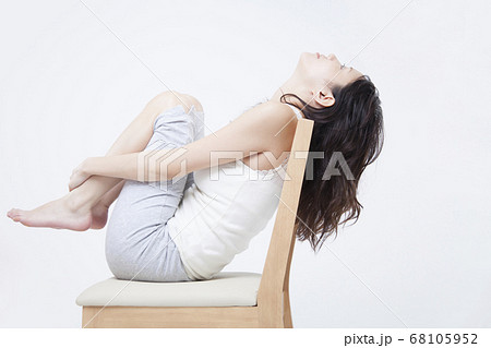 膝を抱えるポーズの写真素材