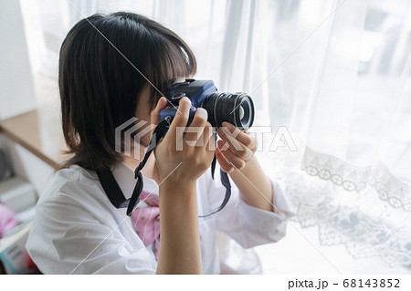 女性 カメラ 構える カメラ女子の写真素材