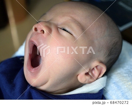 新生児 赤ちゃん あくび 生後0ヶ月の写真素材