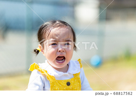 泣き顔 かわいい 日本人 赤ちゃんの写真素材