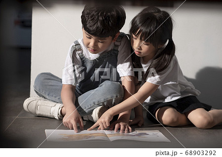 子供 外国人 女の子 男の子 かわいいの写真素材