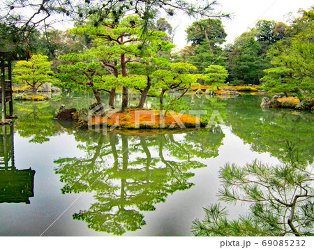 屋根 金閣寺 鳳凰 青空の写真素材