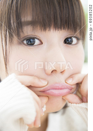 女性 変顔 女の子 かわいい 1人の写真素材