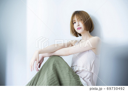 ロングスカート 座るの写真素材 ロングスカート 座るの写真素材