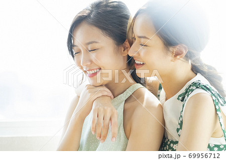 女性 ファッション 外国人 おしゃれの写真素材