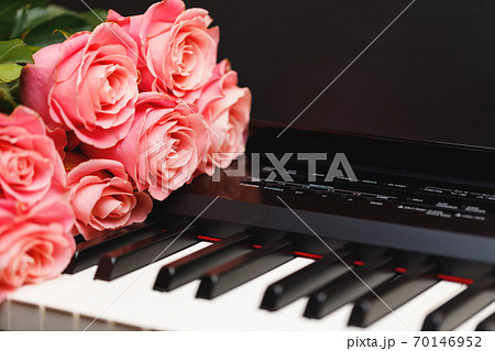 ピアノ 花の写真素材