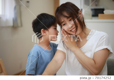 ビジネスウーマン 耳打ち 話す コピースペース ひそひそ話の写真素材