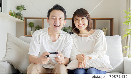 テレビゲーム カップル ゲーム 遊びの写真素材