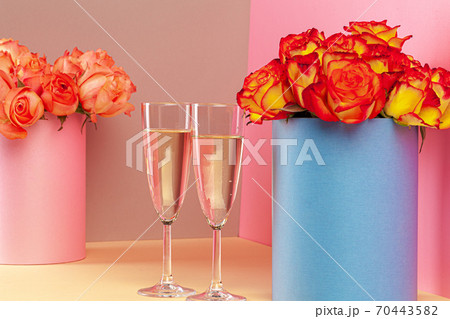 シャンパン 花束 グラス 花の写真素材