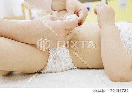 おむつ交換の写真素材