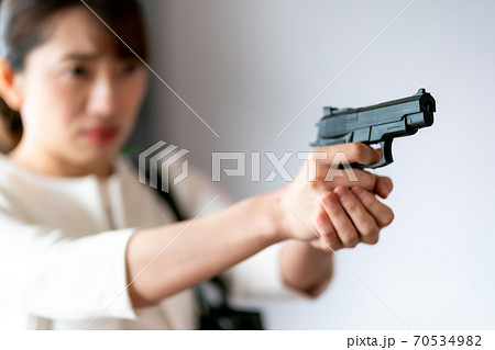 構える 拳銃の写真素材