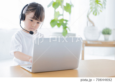 インカム 通信教育 子供 女の子の写真素材