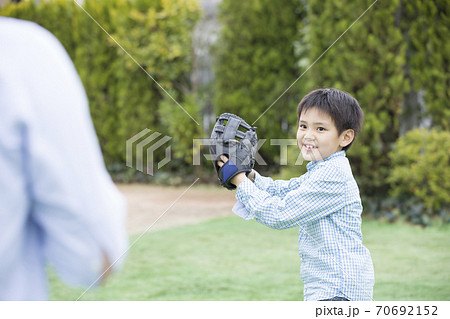 キャッチボール 子供の写真素材