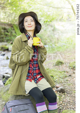 女の子 山ガール かわいい 登山の写真素材