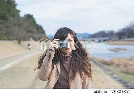 カメラを構えるの写真素材