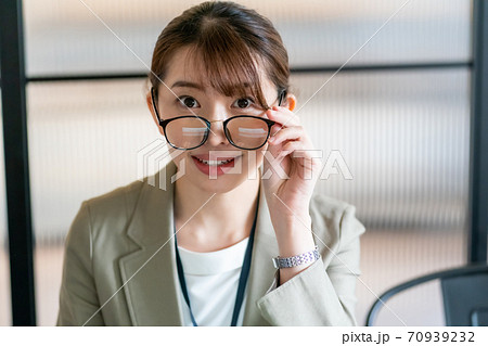 眼鏡を外すの写真素材