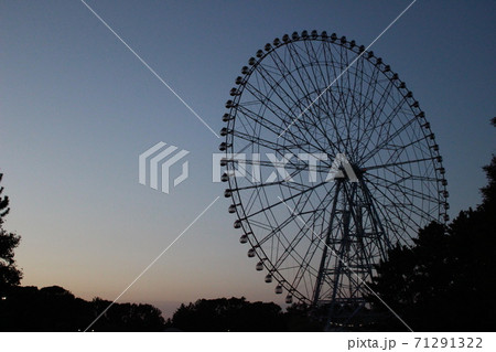 観覧車 夕方 秋 影の写真素材