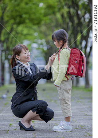 しゃがむ 横向きの写真素材