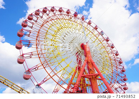乗り物 遊具 観覧車 ゴンドラ アトラクション ローアングルの写真素材