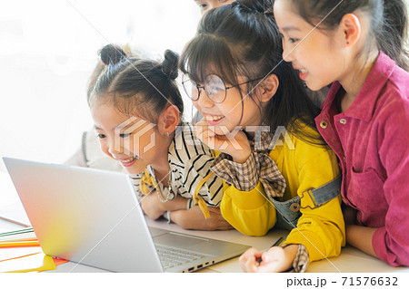 コンピューター 遊ぶ パソコン 遊びの写真素材