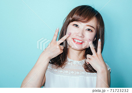 ピースサイン 女性 女 両手の写真素材 - PIXTA