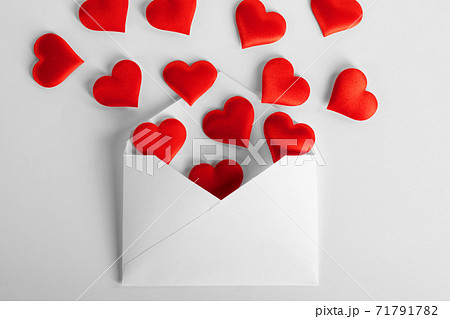 ハート 手紙 たくさん 封筒の写真素材