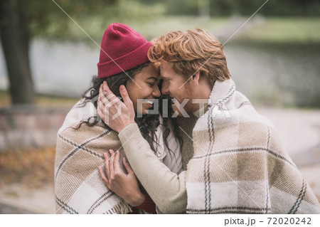 カップル キス 人物 外国人 接吻 男の写真素材