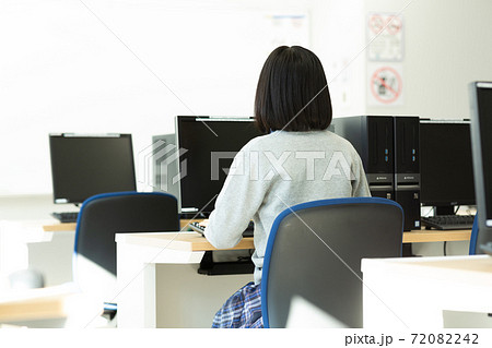 女性 座る 後ろ姿 イス 女子 椅子の写真素材