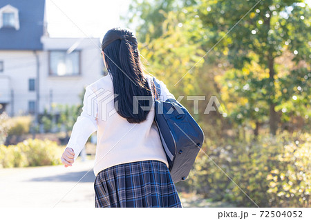 後姿 中学生 女性 走るの写真素材
