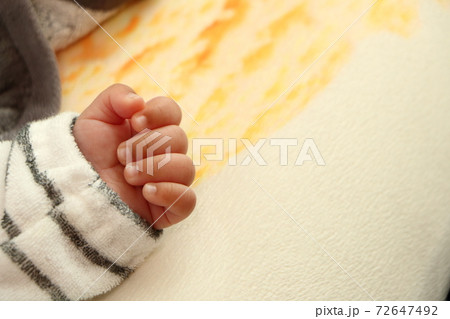 手 赤ちゃん 握る 人差し指の写真素材