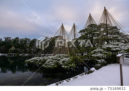 雪景色 日本庭園 雪化粧 冬の写真素材