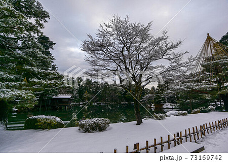 雪景色 日本庭園 雪化粧 冬の写真素材