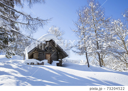 積雪 山小屋 ログハウス 丸太小屋の写真素材