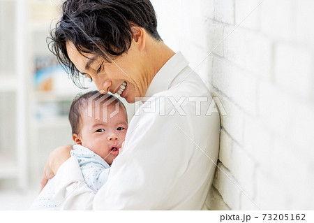 生後2ヶ月 赤ちゃん 人物 かわいいの写真素材