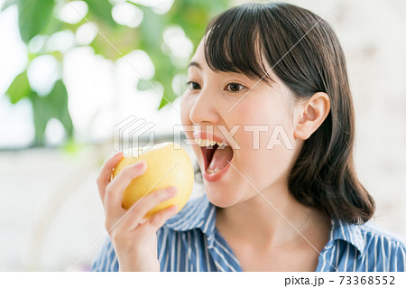 林檎 果物 かじる 食べるの写真素材