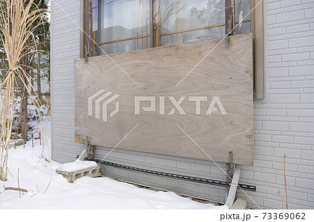 冬 雪国 北海道 雪囲いの写真素材