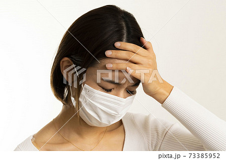 マスク姿の女性/頭痛/風邪の症状/熱の症状/白い服/	