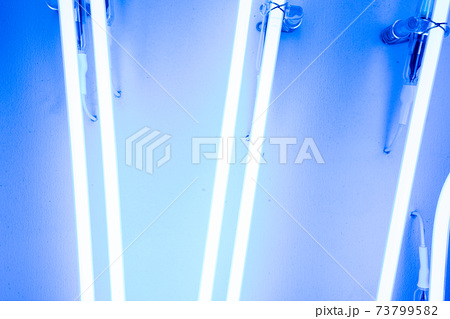 青く光るネオン管,照明機材,電灯,電飾