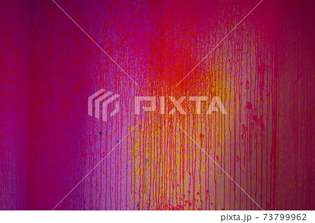 赤いペンキが吹き付けられた壁,どろどろ,ベチャベチャ、