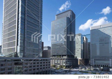青空に建設された大手町の高層ビル群
