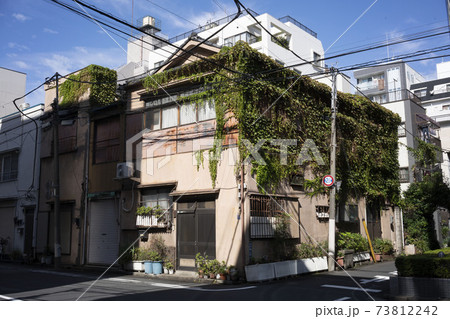日本の古い木造二階建住宅/狭小住宅/一戸建て/