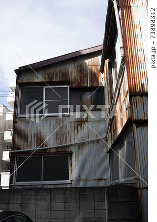 トタン作りの錆びた工場の壁/工事現場/町工場/廃墟	