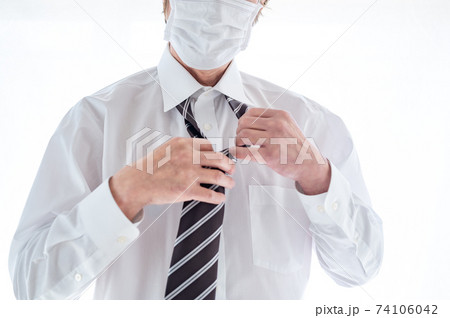 緩める ネクタイの写真素材 Pixta