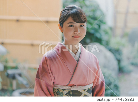 着物姿 女性 大人の写真素材 - PIXTA