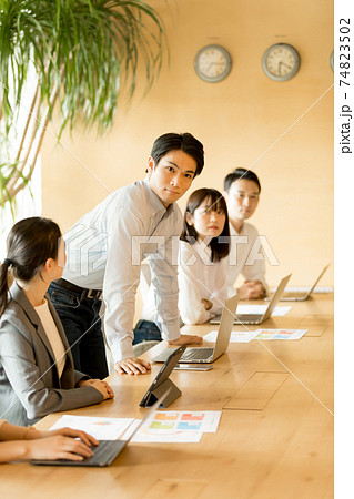 手をつく 座るの写真素材